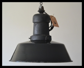 Industriële zwarte emaille hanglamp. Middelgroot zeldzaam model, bijzonder stoer! VERKOCHT!