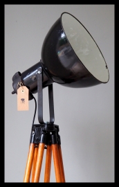 VERKOCHT! Industriële Bauhaus statief lamp, zwart emaille lamp op fraai houten statief.