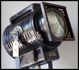 VERKOCHT! Industriële statief lamp! Grote stoere theaterlamp 1959 uit Oekraïne CCCP!