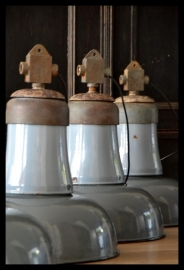 Blauwgrijs emaille Duitse hanglamp. middelgroot formaat, uitzonderlijk model! VERKOCHT!