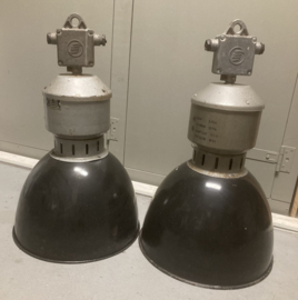 Stoere industriële lamp met zwart emaille kap, zeldzaam model.  2 beschikbaar