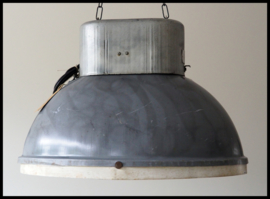 Industriële lamp, grote ovale fabriekslamp. zeer stoere lamp! (nog 1 beschikbaar)