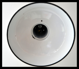 VERKOCHT! Franse zwart industriële emaille hanglamp. Klassiek model