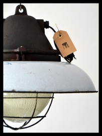 Zeer gote Kooilamp, grijzekleur! superstoere lamp! VERKOCHT!