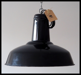 VERKOCHT! Franse zwart industriële emaille hanglamp. Klassiek model