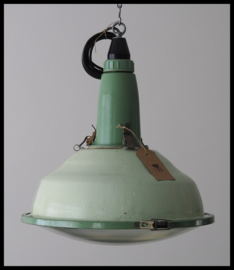 Lichtgroen industriële lamp CCCP, bijzonder middelgroot model. (nog 1 beschikbaar)