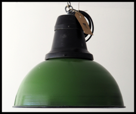 Zeldzame middelgrote industriële lamp in zeer mooie machinegroene kleur (meerdere beschikbaar)