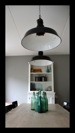 Industriële zwarte emaille hanglamp. Groot model Bauhaus. VERKOCHT!
