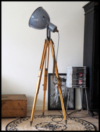 Prachtig stoere blauwgrijs industriële statief lamp. zeldzaam model (2 beschikbaar)