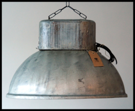 Industriële lamp, grote ovale fabriekslamp. zeer stoere lamp! (meerdere beschikbaar)