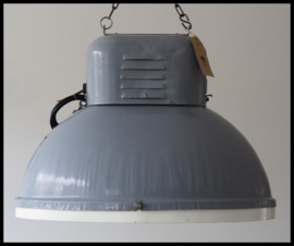VERKOCHT! Industriële lamp, grote ovale grijze fabriekslamp. zeer stoere lamp!