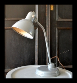 VERKOCHT! Oude grijze buro lamp, industriële tafellamp