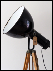 Prachtig stoere zwart industriële statief lamp. Bauhaus! (nog 1 beschikbaar)