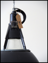 VERKOCHT! Zwart industriële lamp CCCP model 6, bijzonder model.