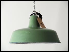 Mooie middelgrote groen industriële lamp (nog 2 beschikbaar)