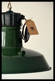 Industriële machinegroen emaille hanglamp. Middelgroot zeldzaam model! VERKOCHT!