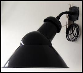 Mooie grote zwart emaille asymmetrische industriële wandlamp (1 beschikbaar)