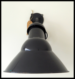 Mooie grote zwart emaille asymmetrische industriële wandlamp (1 beschikbaar)