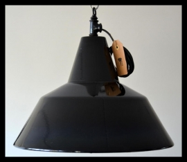 Grote emaille  Louis Poulsen lamp in zeer mooie staat! VERKOCHT!