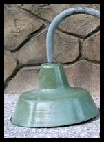 VERKOCHT! industriële wandlamp, stoere groen emaille lamp aan fraaie beugel. (meerdere beschikbaar)