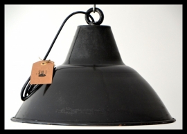 VERKOCHT! Industriële emaille lamp, DDR 38,5