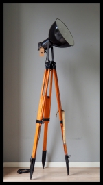 Industriële Bauhaus statief lamp, zwart emaille lamp op fraai houten statief.