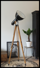 Prachtig stoere zwart industriële statief lamp. Bauhaus! (nog 1 beschikbaar)