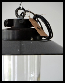Grote industriële lamp, antraciet emaille kap. VERKOCHT!