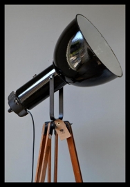 Industriële Bauhaus statief lamp, zwart emaille lamp op fraai houten statief. VERKOCHT!