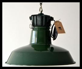 Industriële machinegroen emaille hanglamp. Middelgroot zeldzaam model! VERKOCHT!