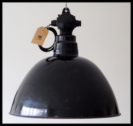 VERKOCHT! Industriële emaille lamp, DDR 48 . Groot klassiek model