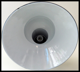 Mooie grote zwart emaille asymmetrische industriële wandlamp (1 beschikbaar)
