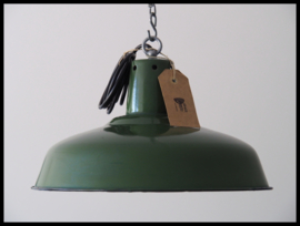 VERKOCHT! Franse groene industriële emaille hanglamp. Mooie staat (2 beschikbaar)