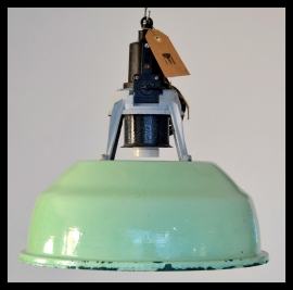 Lichtgroene industriële emaille hanglampen CCCP zeer mooie kleur, bijzonder model. (4 beschikbaar)
