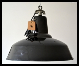 Grote industriële emaille lamp, fraai vintage staat! VERKOCHT!