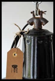 Industriële lamp, grote Frans emaille kap in fraaie staat! VERKOCHT!