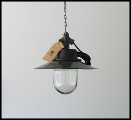 VERKOCHT! Stoere kleiner model stallamp, fraaie ophanging, groen emaille schotel
