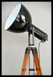 Zwarte industriële Bauhaus statief lamp. zeer mooi!  VERKOCHT!