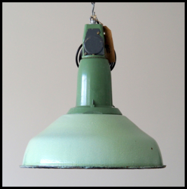 Lichtgroene industriële emaille hanglampen CCCP Oekraïne model 6, zeer mooie kleur, bijzonder model.