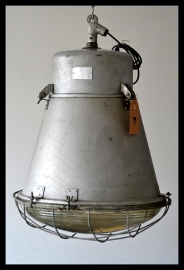 Industriële lamp , grote grijze fabriekslamp met bolglas en gaas. (nog 1 st beschikbaar)