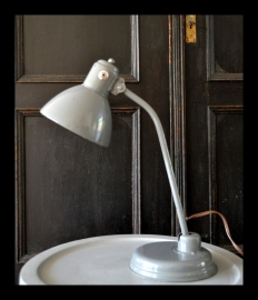 VERKOCHT! Oude grijze buro lamp, industriële tafellamp