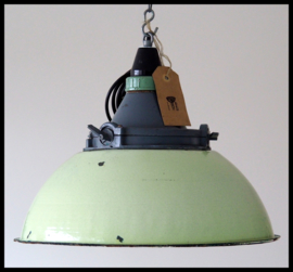 VERKOCHT! Groene industriële emaille hanglampen CCCP model 3, zeer mooie kleur.