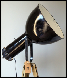 Statief lamp met zwart emaille Bauhaus lamp. (2 beschikbaar)