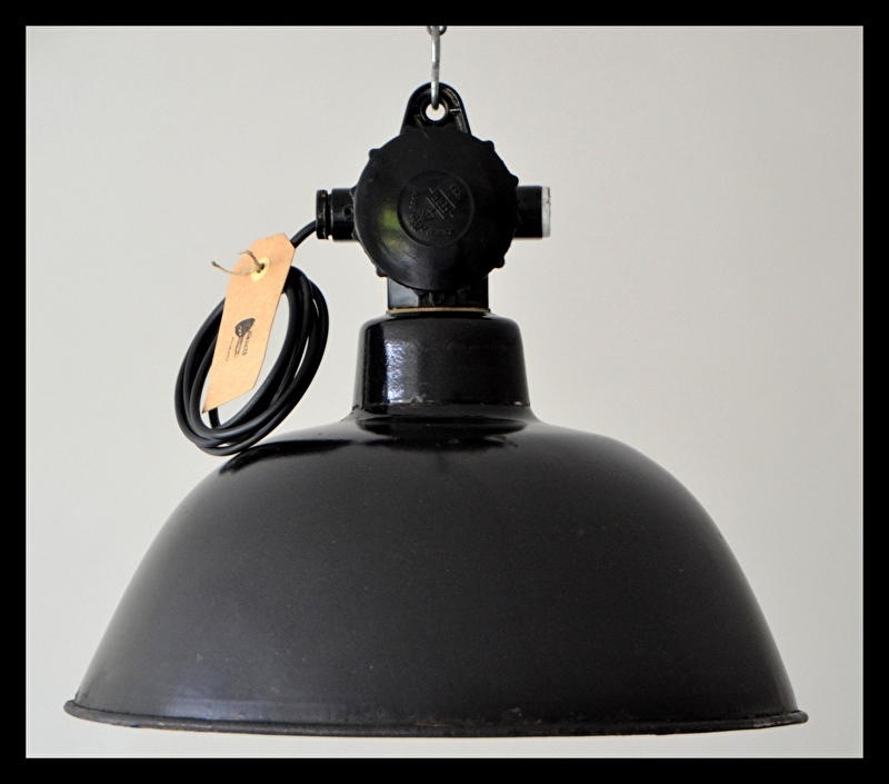 VERKOCHT! Industriële emaille lamp, DDR 38 (nog 1 beschikbaar)