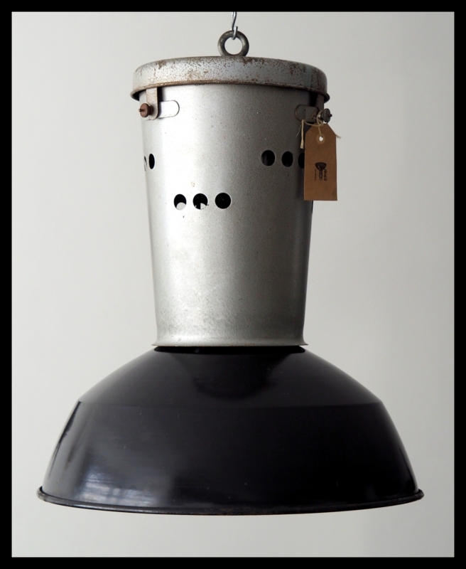 VERKOCHT! Grote Frans emaille industriële lamp, zwart (2 beschikbaar)