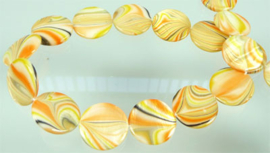 Platte ronde schelpkraal wit-geel gestreept