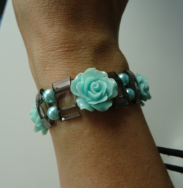 Grijze armband met mintgroene roosjes
