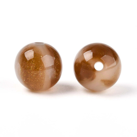 Ronde bruinwitte resin kraal met goudglitter, 10 stuks