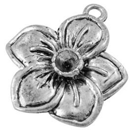 Antiek zilverkleurige bedel bloem
