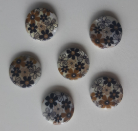 Platte ronde schelpkraal wit met bruine en zwarte bloemen